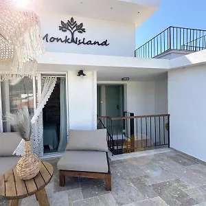  Otel Monk Island